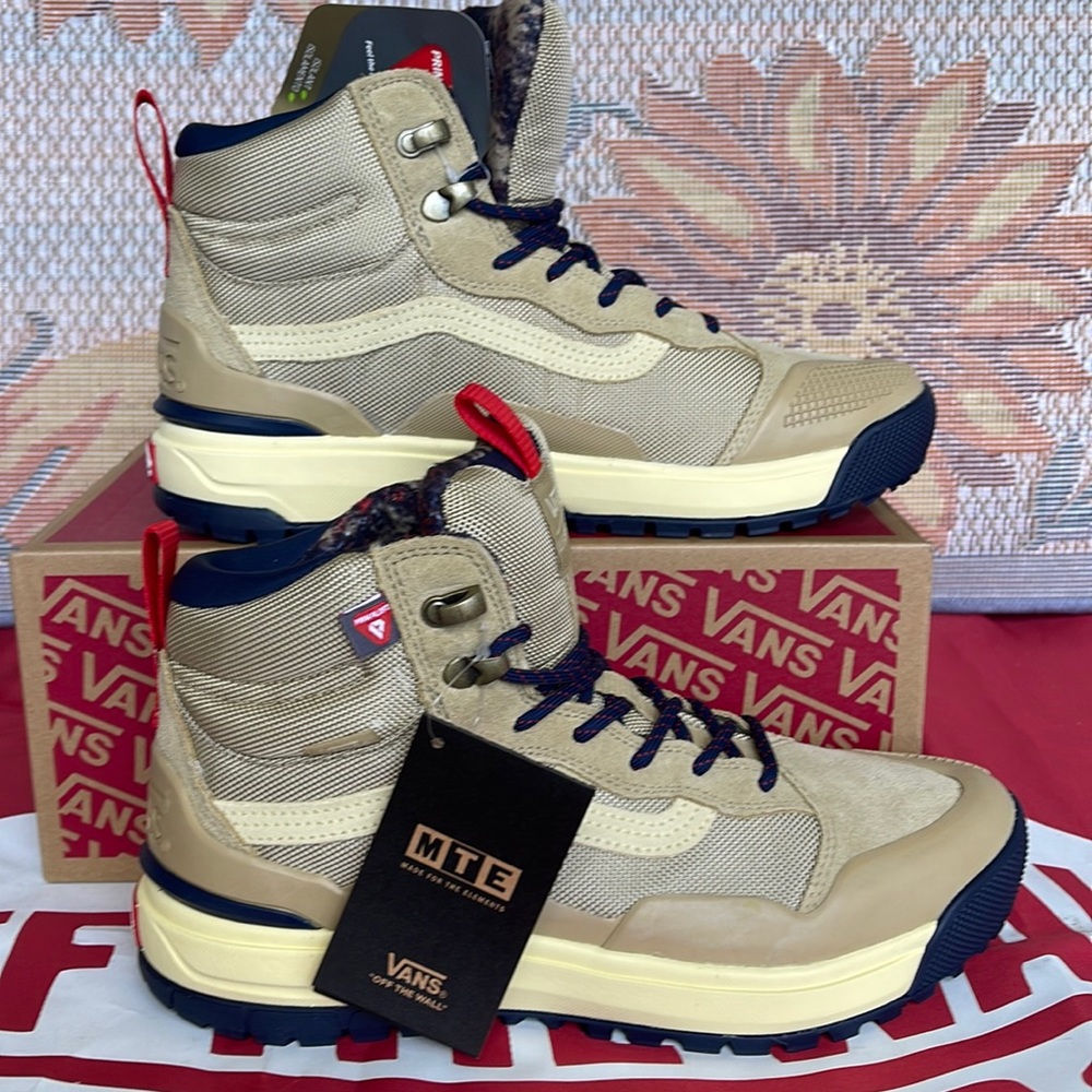Vans WMNS Ultrarange Exo
Taos Taupe
VN0A4BVSYUU
Sneakers Boots